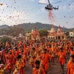 बरेली में कांवड़ियों और शिवभक्तों पर हेलीकॉप्टर से पुष्पवर्षा का प्रतीकात्मक दृश्य