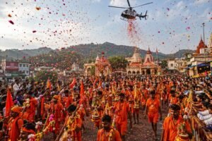 बरेली में कांवड़ियों और शिवभक्तों पर हेलीकॉप्टर से पुष्पवर्षा का प्रतीकात्मक दृश्य