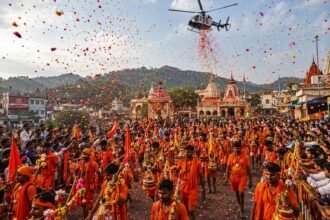 बरेली में कांवड़ियों और शिवभक्तों पर हेलीकॉप्टर से पुष्पवर्षा का प्रतीकात्मक दृश्य