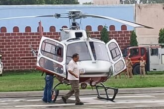 बरेली में कांवड़ियों और शिवभक्तों पर हेलीकॉप्टर से पुष्पवर्षा